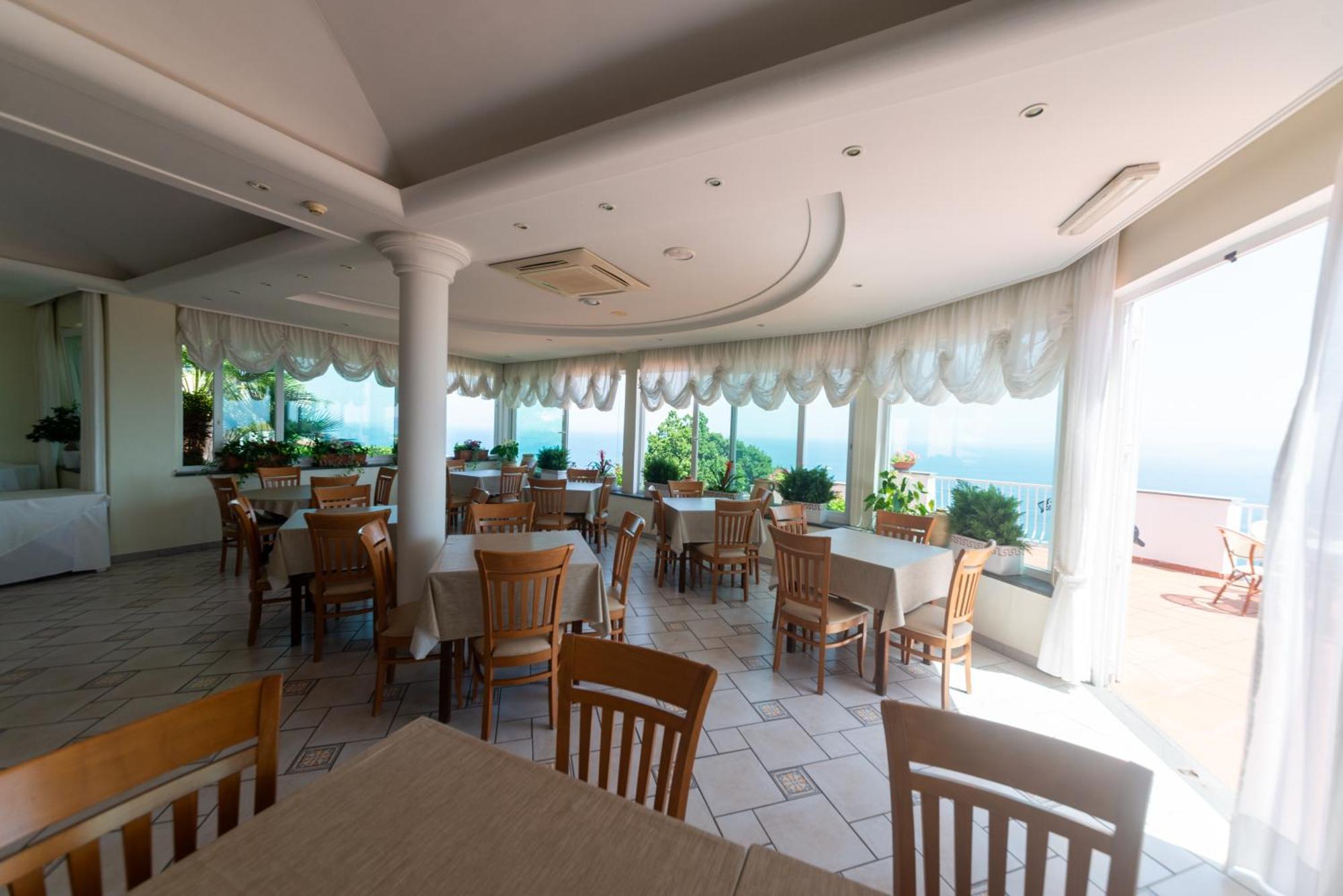 Hotel Ireos