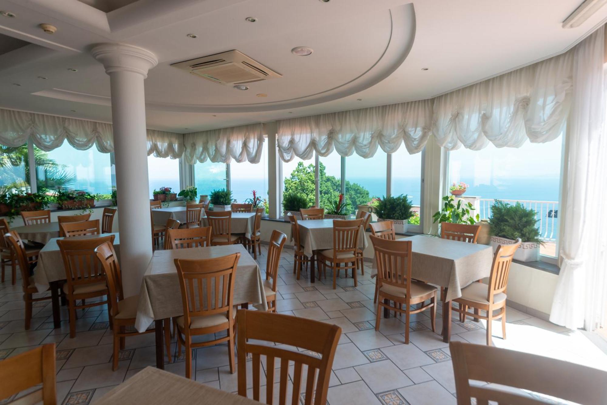 Ireos Hotel